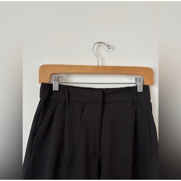 Hunter & Brown Cream De La Crepe Bermuda Shorts – Black – NWT – Large - Picture 3 of 5